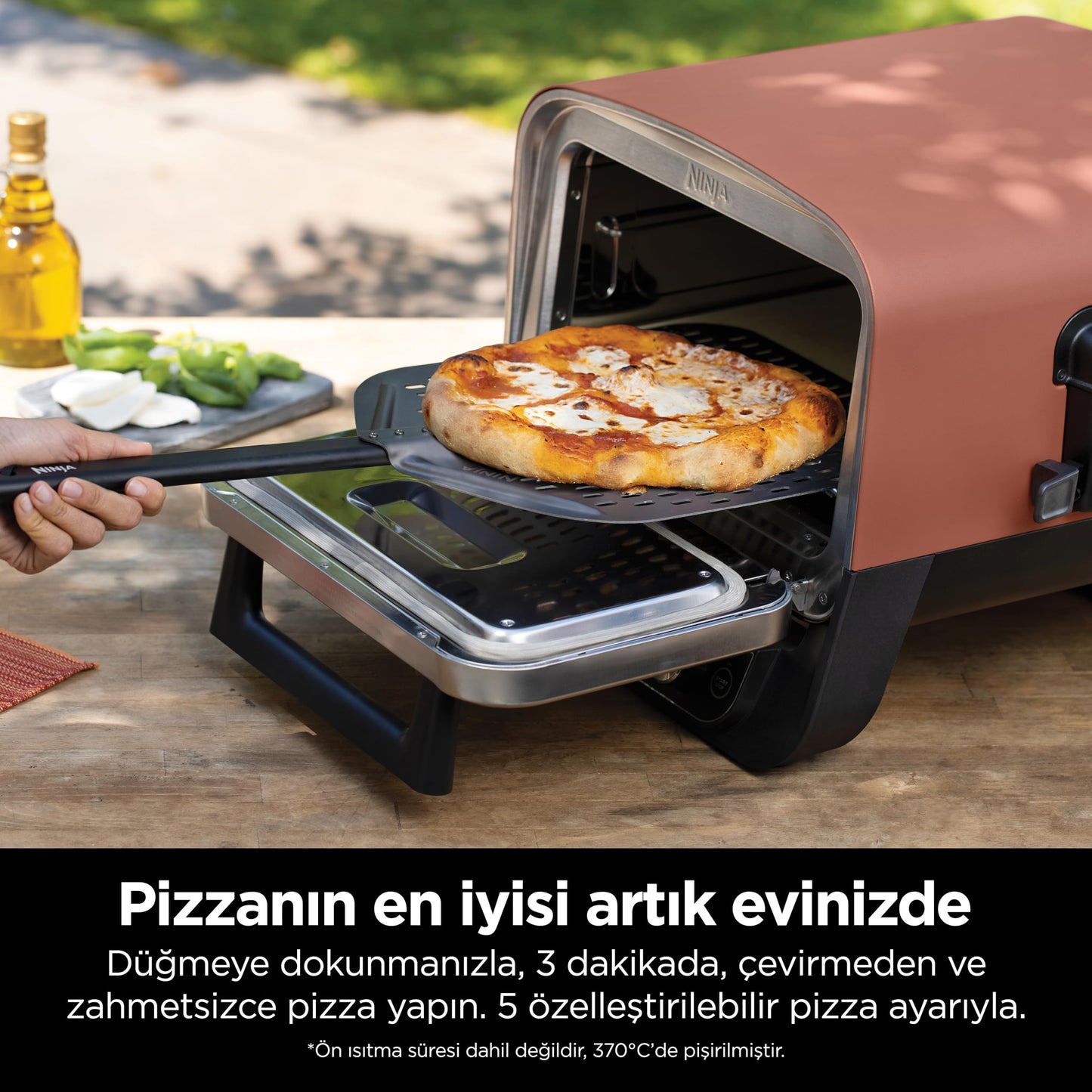 Ninja Woodfire Four à pizza extérieur électrique 8-en-1, rotissoire & fumoir barbecue avec grille, plaque pro-heat, pierre à pizza, granulés de bois et pelle, 6 réglages, orange foncé OO101EU