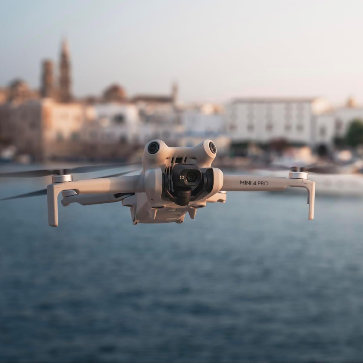 DJI Mini 4 Pro Fly More avec DJI RC 2 + Card Care Refresh 1-Year Plan, Mini Drone Pliable avec Caméra 4K, Moins de 0,549 lb/249 g, Temps de Vol de 34 min, 2 Batteries Supplémentaires, C0