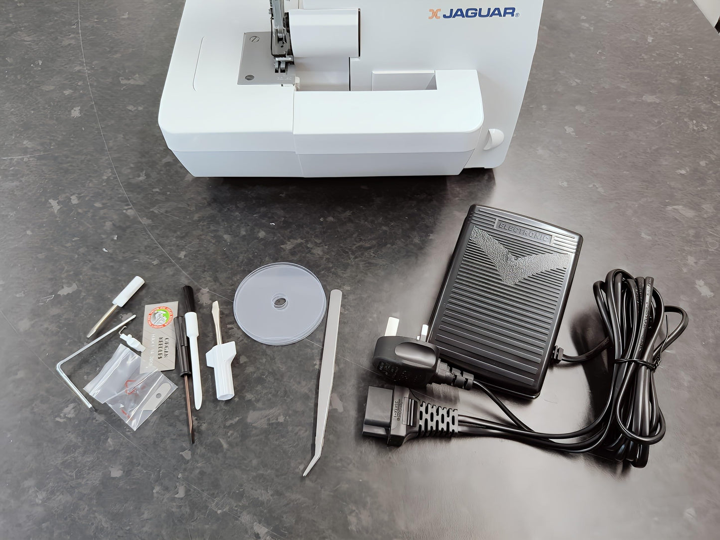 Jaguar 435D Surjeteuse Overlock, 3/4 fils, enfilage codé par couleur, transport différentiel, coupe-fil automatique, bras libre, blanc.