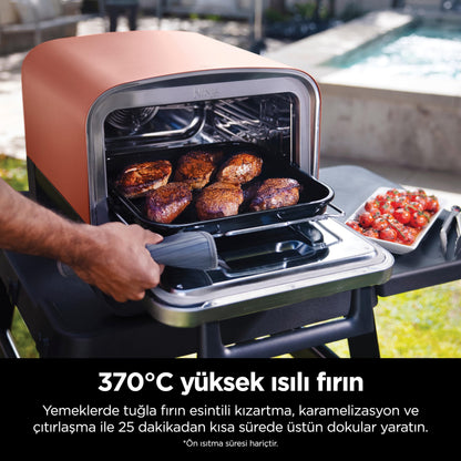 Ninja Woodfire Four à pizza extérieur électrique 8-en-1, rotissoire & fumoir barbecue avec grille, plaque pro-heat, pierre à pizza, granulés de bois et pelle, 6 réglages, orange foncé OO101EU