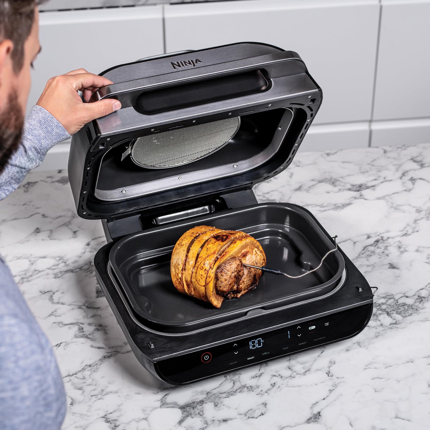 Ninja Foodi MAX Grill & Air Fryer avec Sonde de Cuisson Numérique, 5,7L, 6 Fonctions de Cuisson, Air Fry, Grille, Cuit, Rotis et bien plus, Pièces Lavables au Lave-vaisselle 2460W, Gris/Argent AG551EU