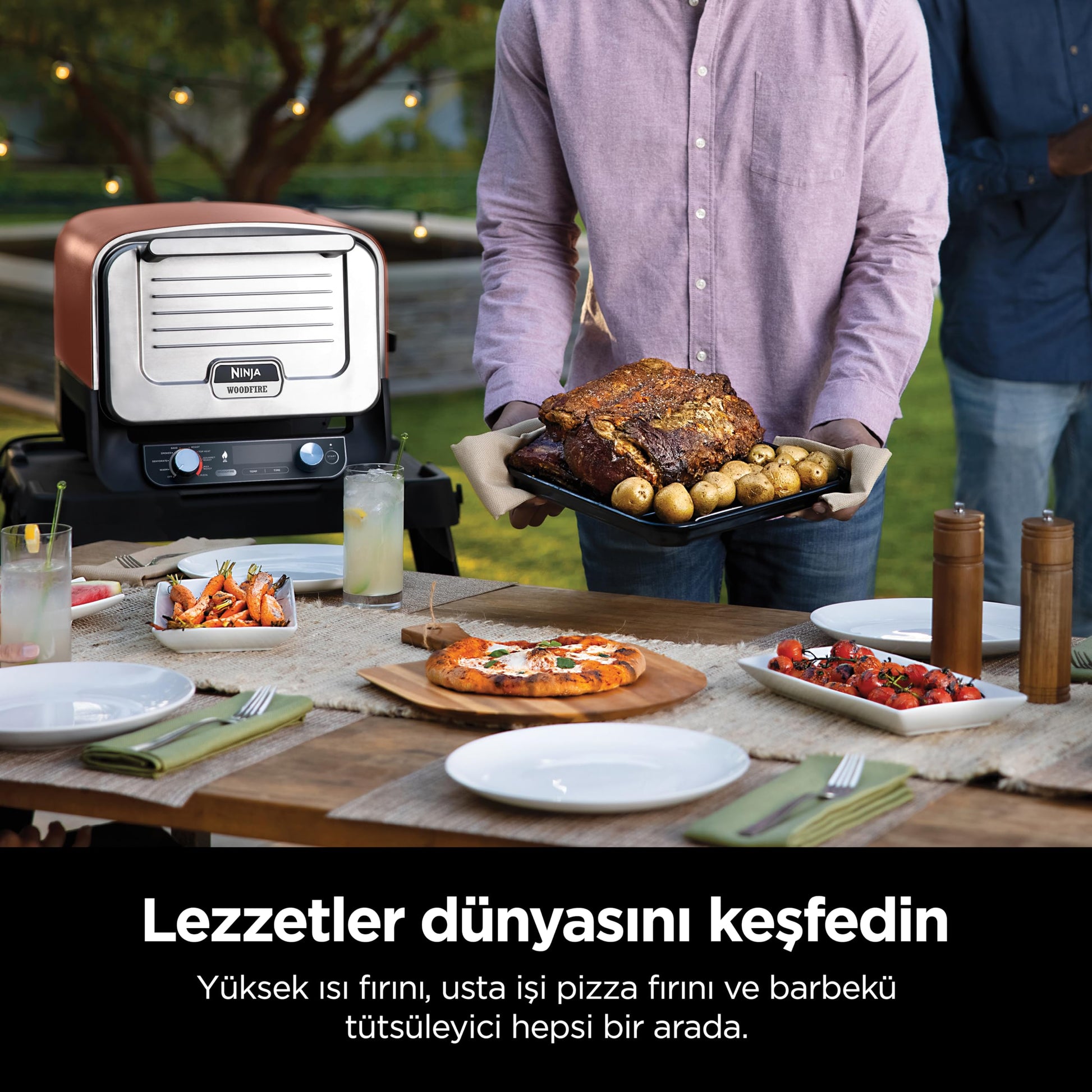 Ninja Woodfire Four à pizza extérieur électrique 8-en-1, rotissoire & fumoir barbecue avec grille, plaque pro-heat, pierre à pizza, granulés de bois et pelle, 6 réglages, orange foncé OO101EU