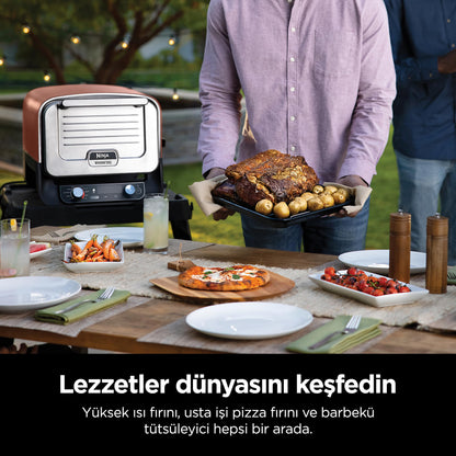 Ninja Woodfire Four à pizza extérieur électrique 8-en-1, rotissoire & fumoir barbecue avec grille, plaque pro-heat, pierre à pizza, granulés de bois et pelle, 6 réglages, orange foncé OO101EU