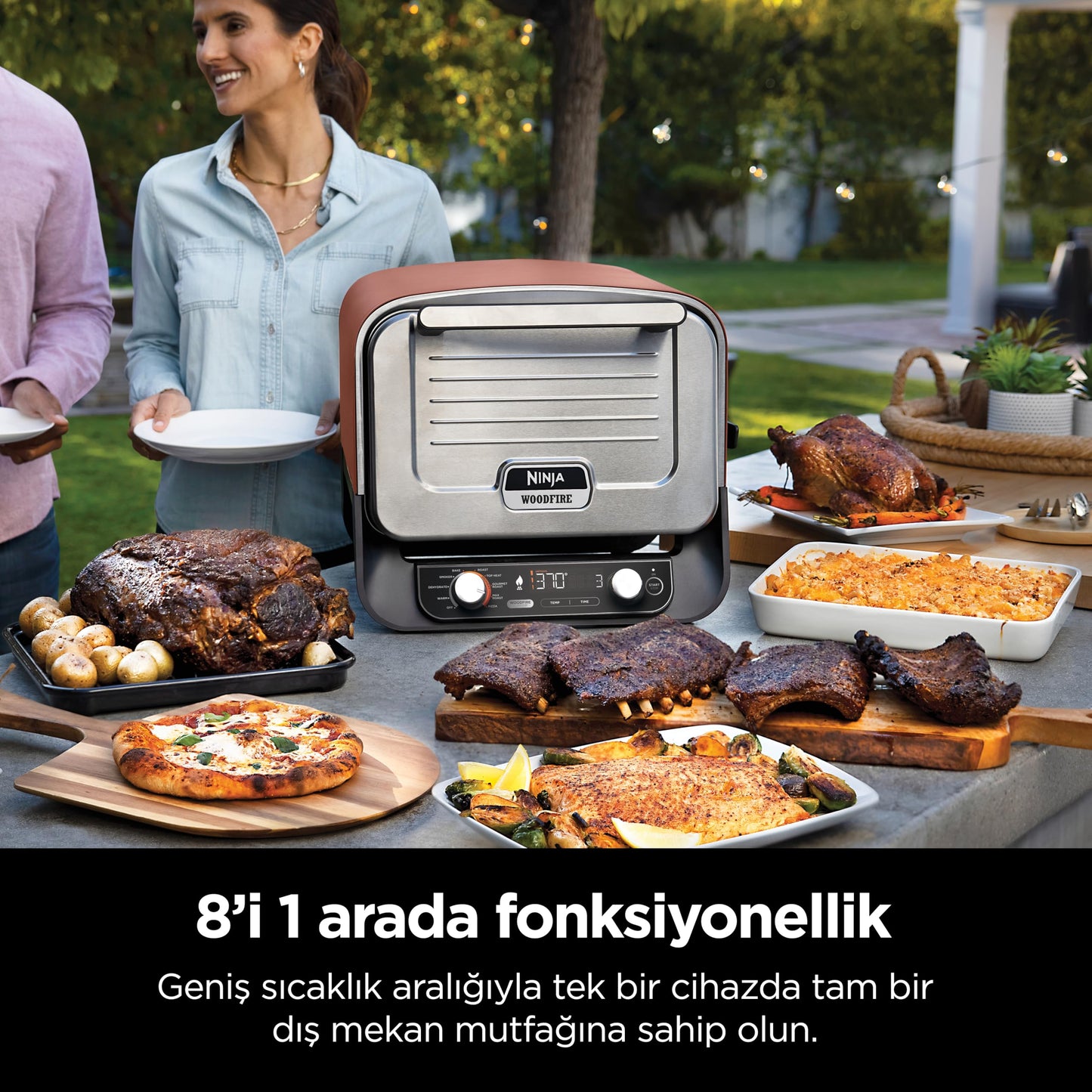Ninja Woodfire Four à pizza extérieur électrique 8-en-1, rotissoire & fumoir barbecue avec grille, plaque pro-heat, pierre à pizza, granulés de bois et pelle, 6 réglages, orange foncé OO101EU
