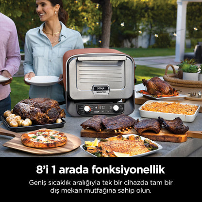 Ninja Woodfire Four à pizza extérieur électrique 8-en-1, rotissoire & fumoir barbecue avec grille, plaque pro-heat, pierre à pizza, granulés de bois et pelle, 6 réglages, orange foncé OO101EU