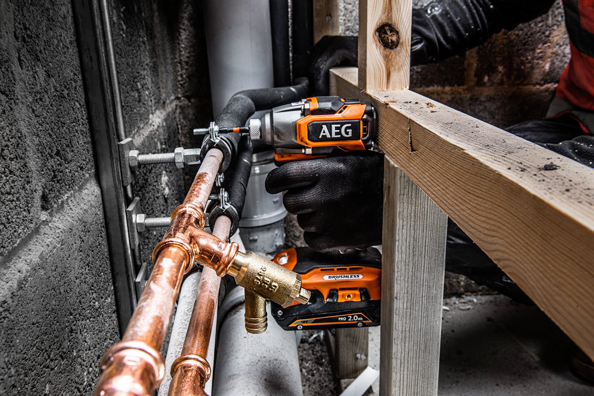 AEG - Visseuse à Chocs Sans Fil - Pour Vissage en Série sur Moyens et Gros Chantiers - Moteur Brushless - 3 Vitesses - LED d'Éclairage - Revêtement Softgrip - BSS18SBL-0